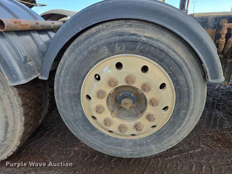 image for item ES2637 1996 Ford AT9513 semi truck