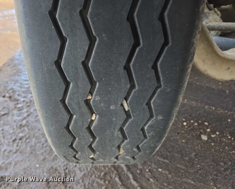 image for item ES2637 1996 Ford AT9513 semi truck