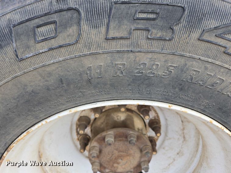 image for item ES2637 1996 Ford AT9513 semi truck