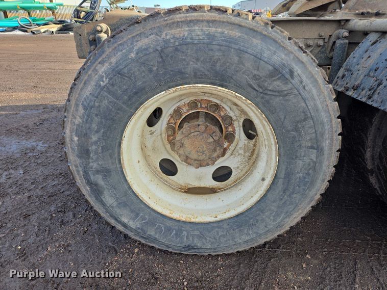 image for item ES2637 1996 Ford AT9513 semi truck