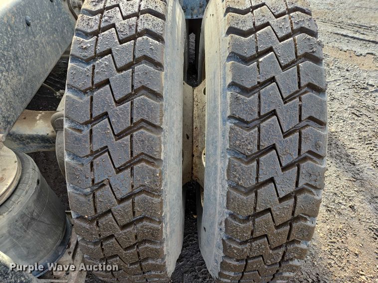 image for item ES2637 1996 Ford AT9513 semi truck