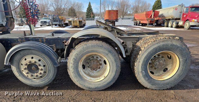 image for item ES2637 1996 Ford AT9513 semi truck