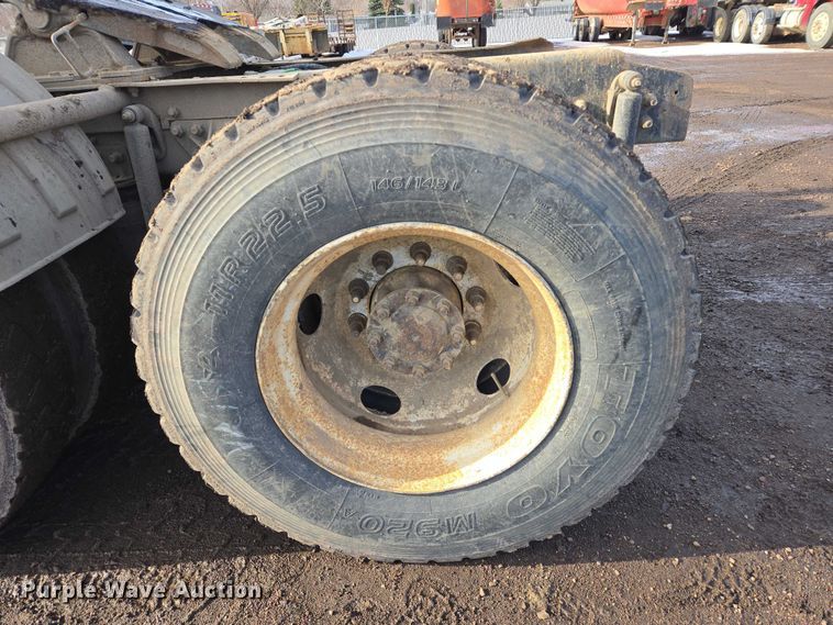 image for item ES2637 1996 Ford AT9513 semi truck