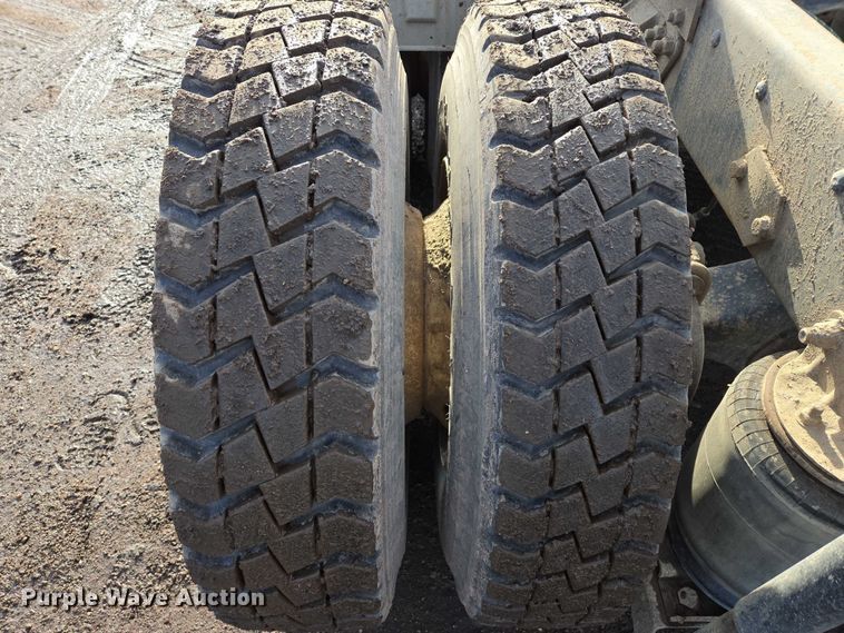 image for item ES2637 1996 Ford AT9513 semi truck