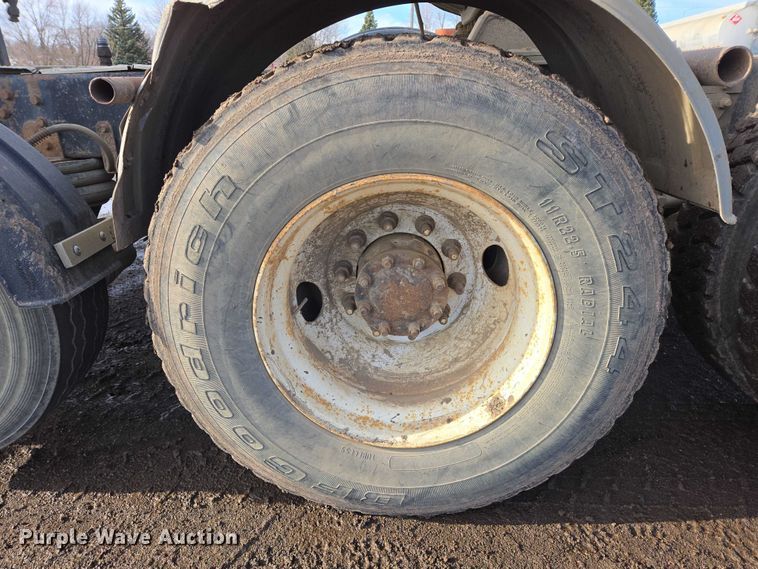 image for item ES2637 1996 Ford AT9513 semi truck