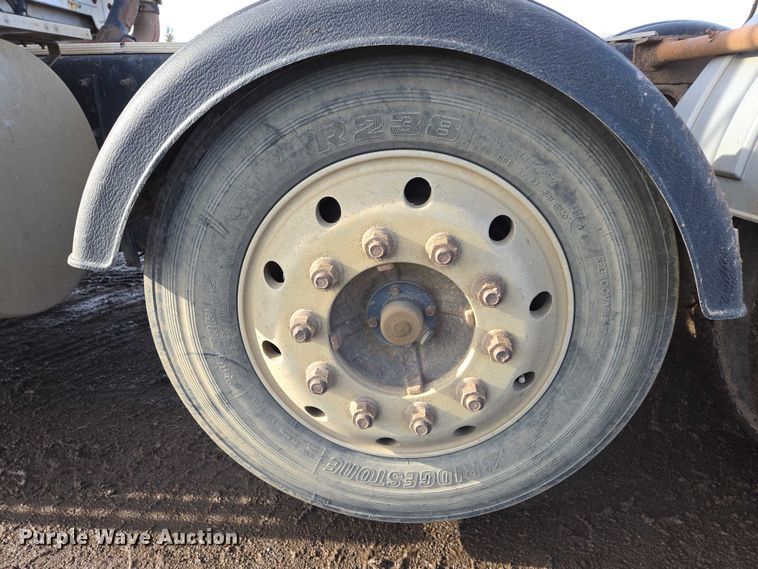 image for item ES2637 1996 Ford AT9513 semi truck