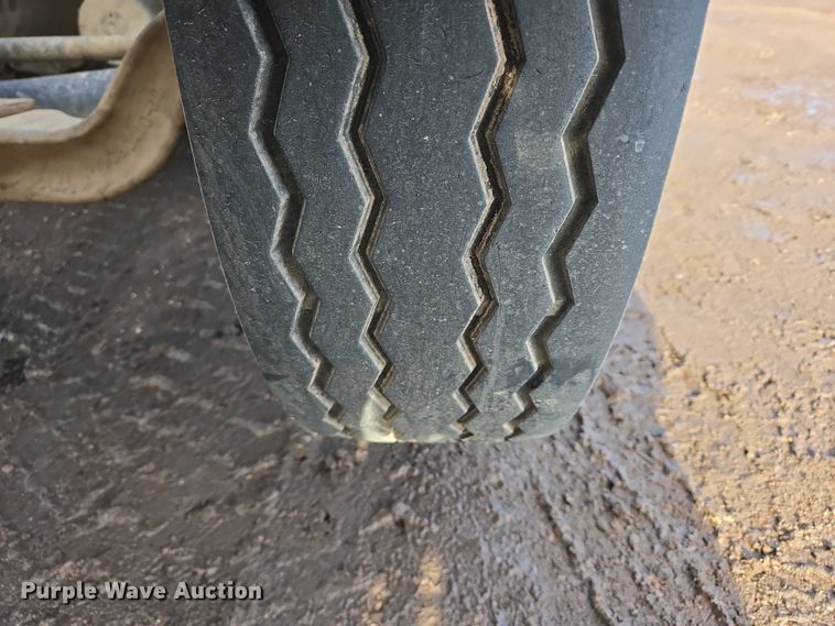 image for item ES2637 1996 Ford AT9513 semi truck