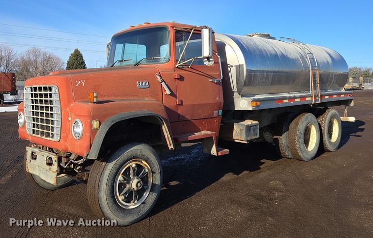 image for item ES2638 1978 Ford LT8000 tank truck