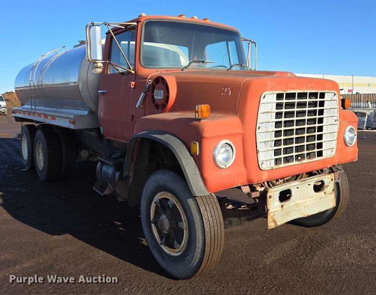 image for item ES2638 1978 Ford LT8000 tank truck