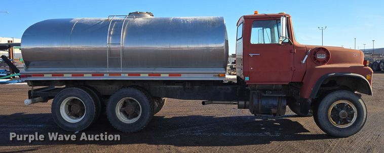 image for item ES2638 1978 Ford LT8000 tank truck