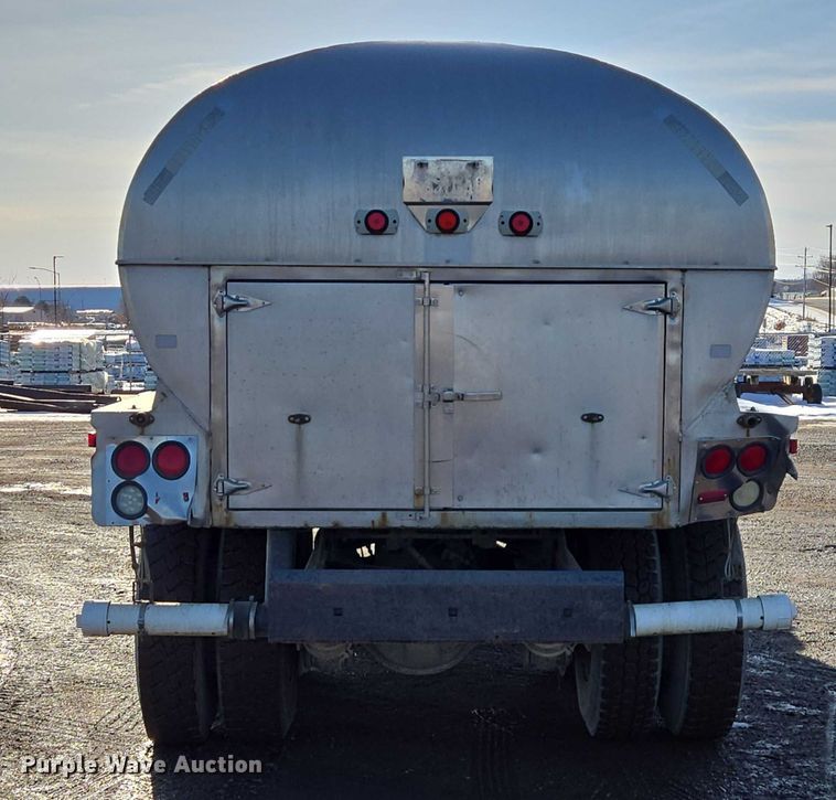 image for item ES2638 1978 Ford LT8000 tank truck