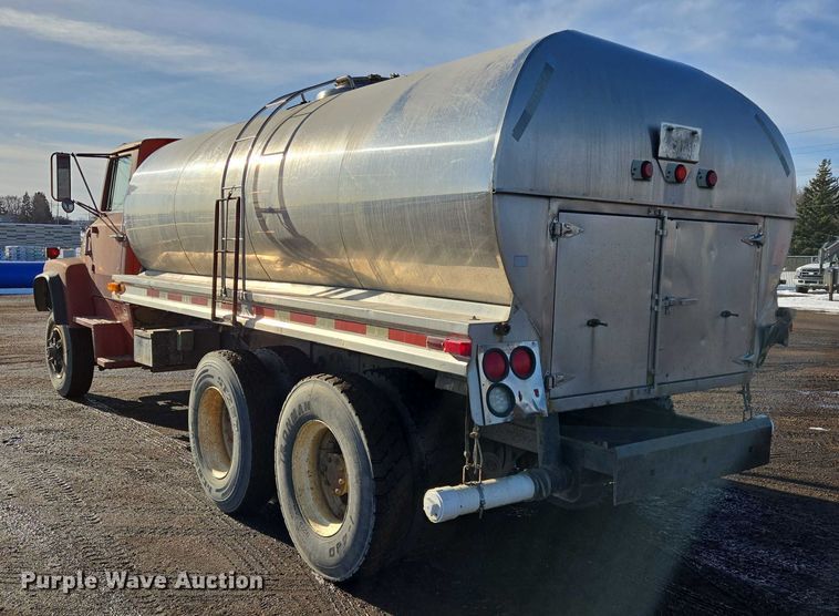 image for item ES2638 1978 Ford LT8000 tank truck