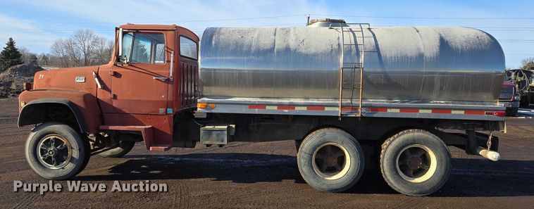 image for item ES2638 1978 Ford LT8000 tank truck