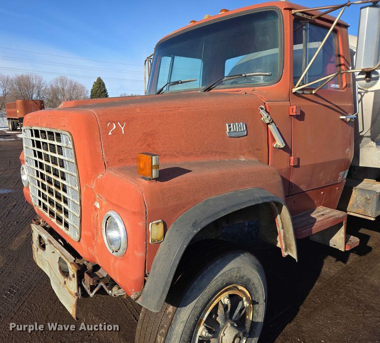 image for item ES2638 1978 Ford LT8000 tank truck