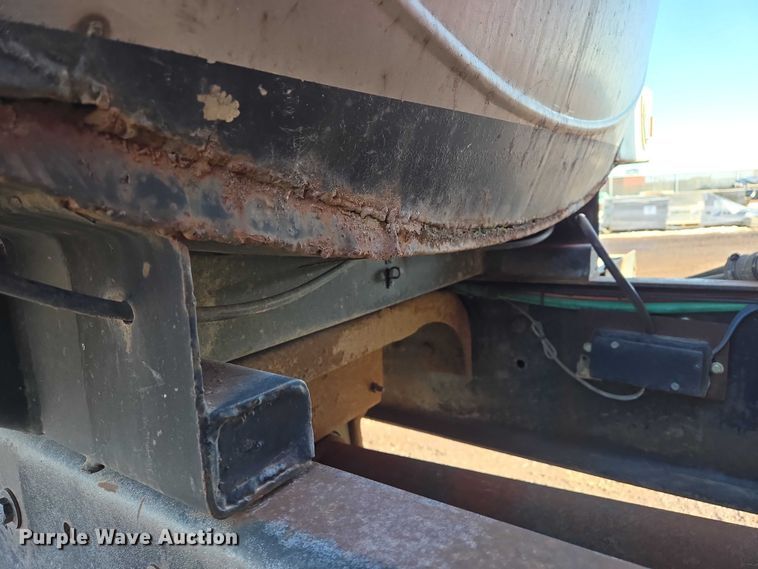 image for item ES2638 1978 Ford LT8000 tank truck