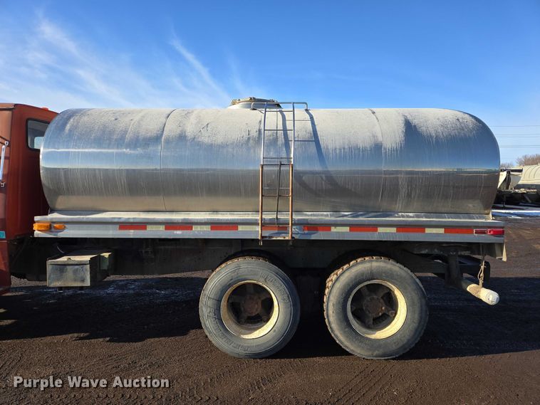 image for item ES2638 1978 Ford LT8000 tank truck