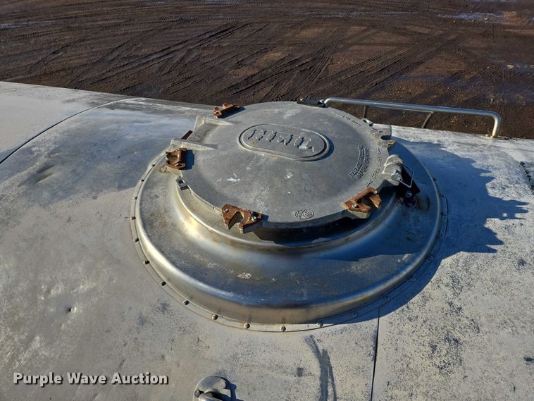 image for item ES2638 1978 Ford LT8000 tank truck