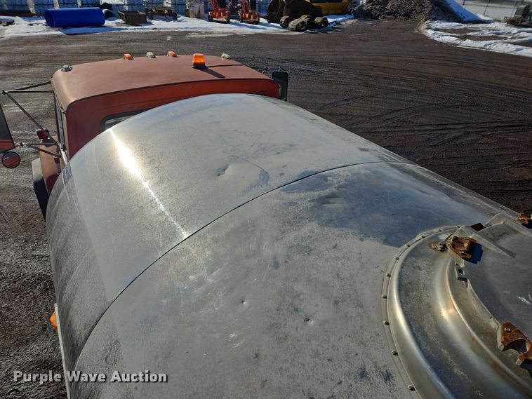 image for item ES2638 1978 Ford LT8000 tank truck