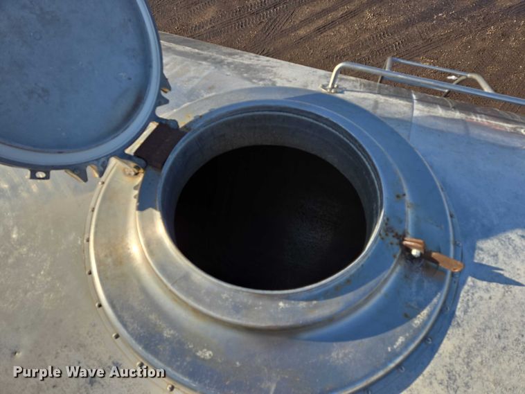 image for item ES2638 1978 Ford LT8000 tank truck