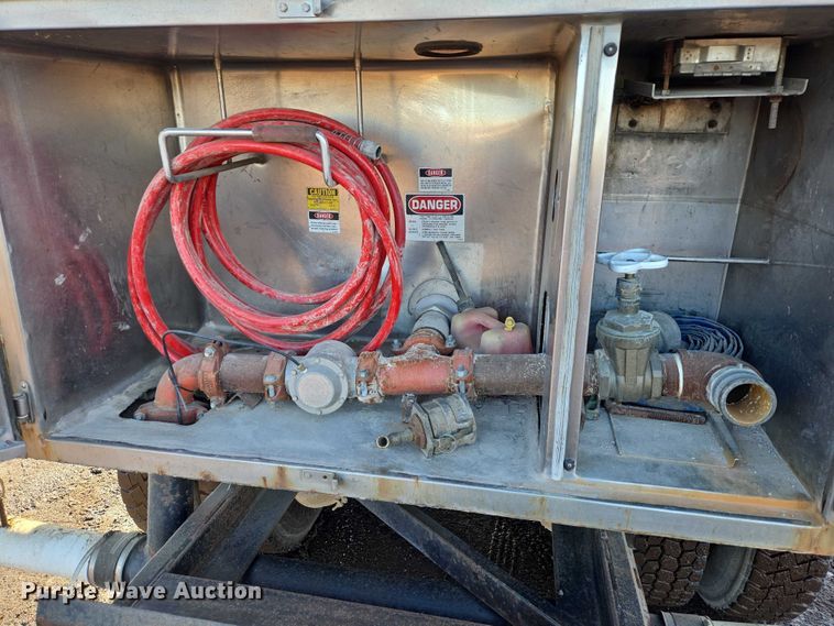 image for item ES2638 1978 Ford LT8000 tank truck