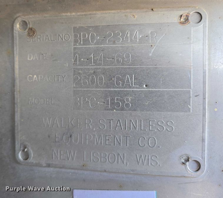 image for item ES2638 1978 Ford LT8000 tank truck