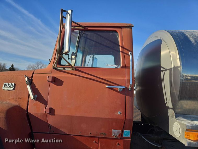 image for item ES2638 1978 Ford LT8000 tank truck
