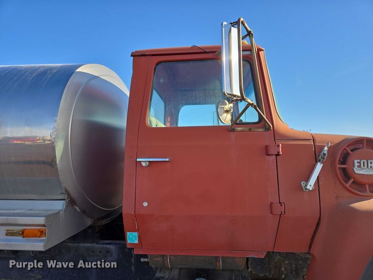 image for item ES2638 1978 Ford LT8000 tank truck