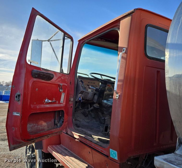 image for item ES2638 1978 Ford LT8000 tank truck