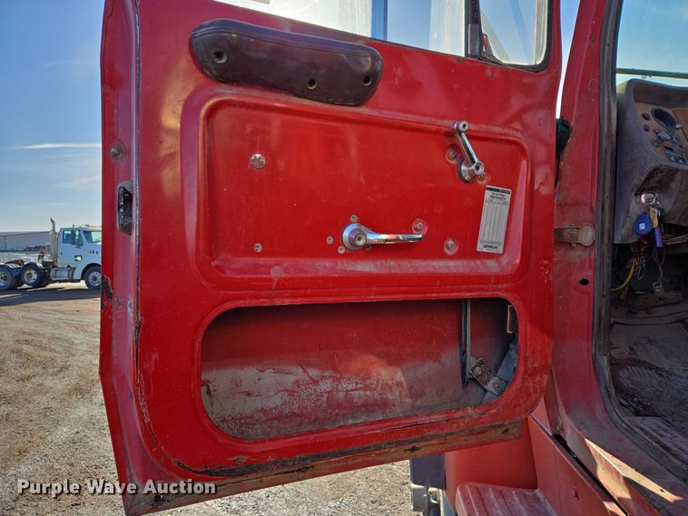 image for item ES2638 1978 Ford LT8000 tank truck
