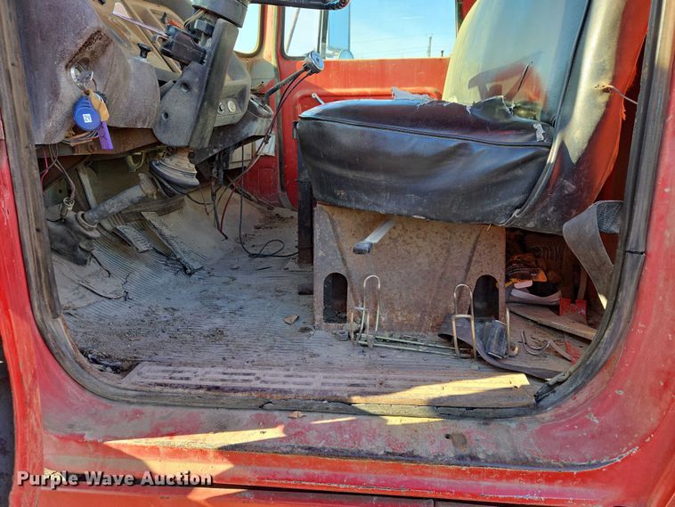 image for item ES2638 1978 Ford LT8000 tank truck