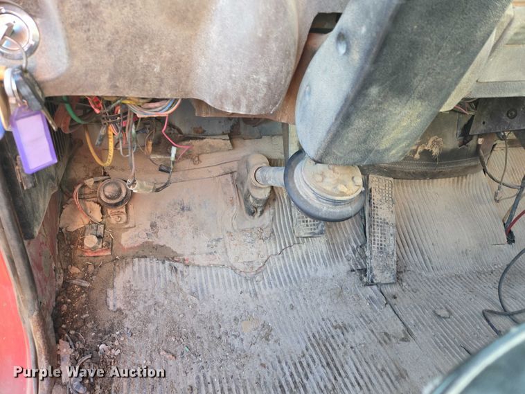 image for item ES2638 1978 Ford LT8000 tank truck