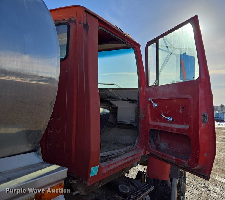 image for item ES2638 1978 Ford LT8000 tank truck