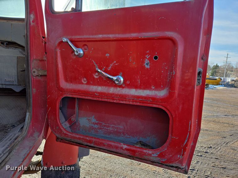 image for item ES2638 1978 Ford LT8000 tank truck
