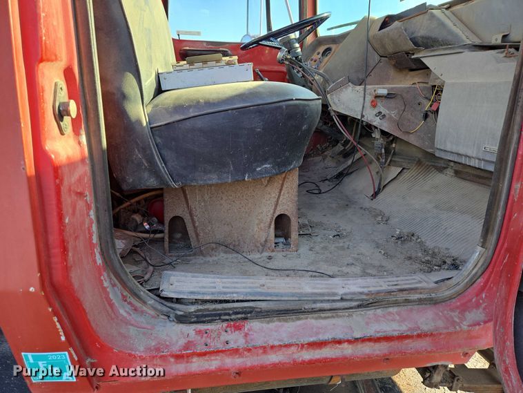 image for item ES2638 1978 Ford LT8000 tank truck