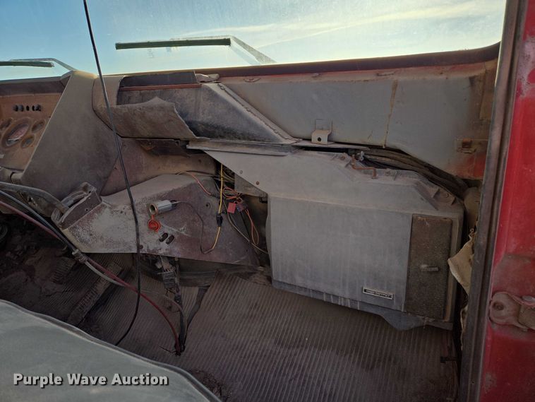 image for item ES2638 1978 Ford LT8000 tank truck