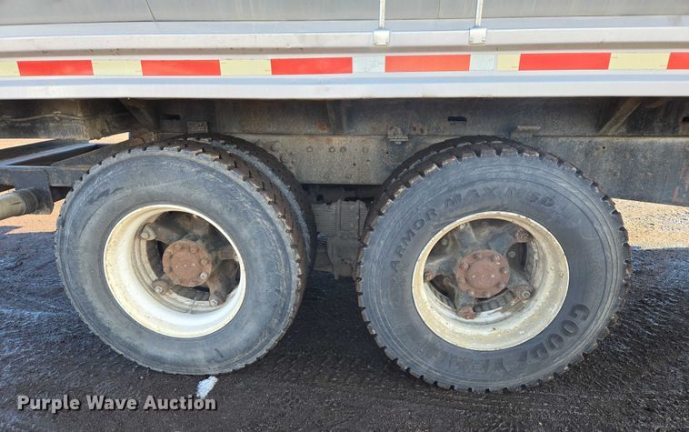 image for item ES2638 1978 Ford LT8000 tank truck