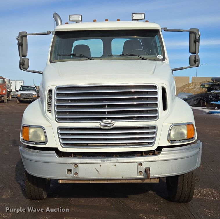 image for item ES2639 2000 Sterling A9522 semi truck