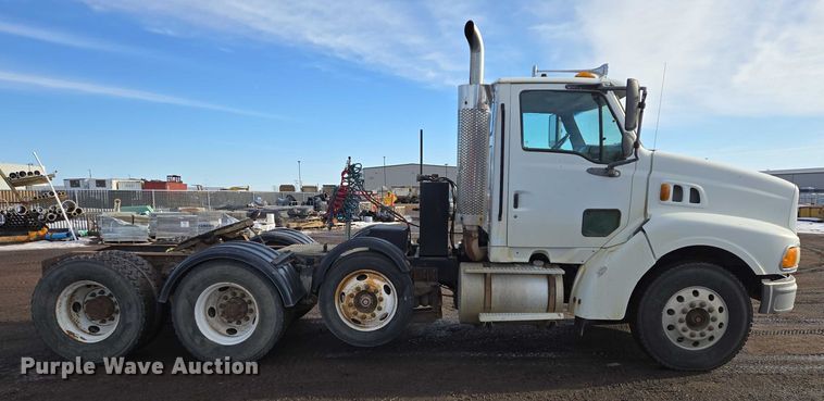image for item ES2639 2000 Sterling A9522 semi truck