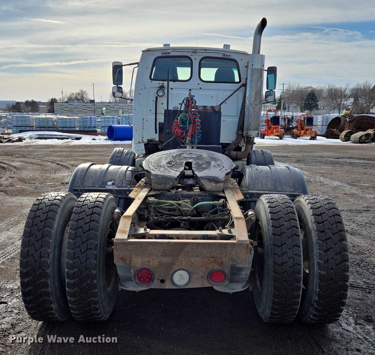 image for item ES2639 2000 Sterling A9522 semi truck