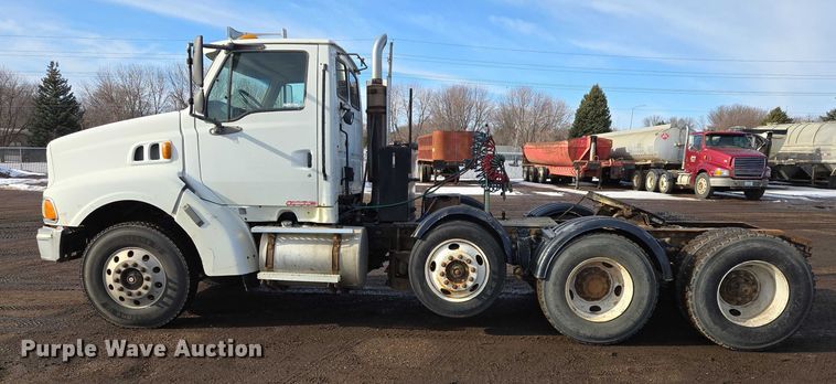 image for item ES2639 2000 Sterling A9522 semi truck