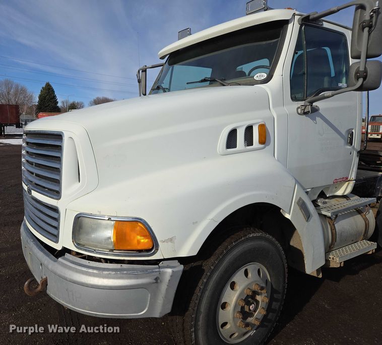 image for item ES2639 2000 Sterling A9522 semi truck