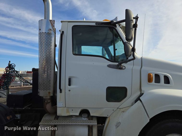 image for item ES2639 2000 Sterling A9522 semi truck