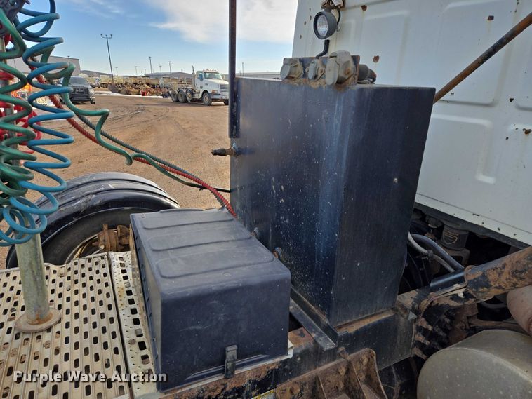 image for item ES2639 2000 Sterling A9522 semi truck