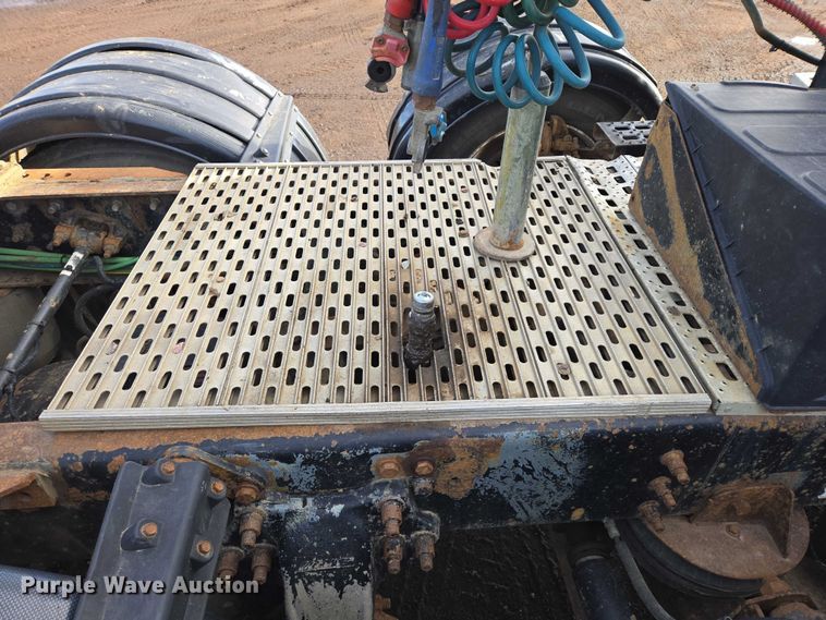 image for item ES2639 2000 Sterling A9522 semi truck