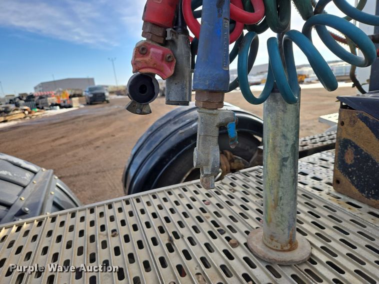 image for item ES2639 2000 Sterling A9522 semi truck