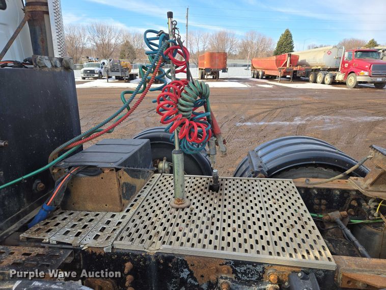 image for item ES2639 2000 Sterling A9522 semi truck