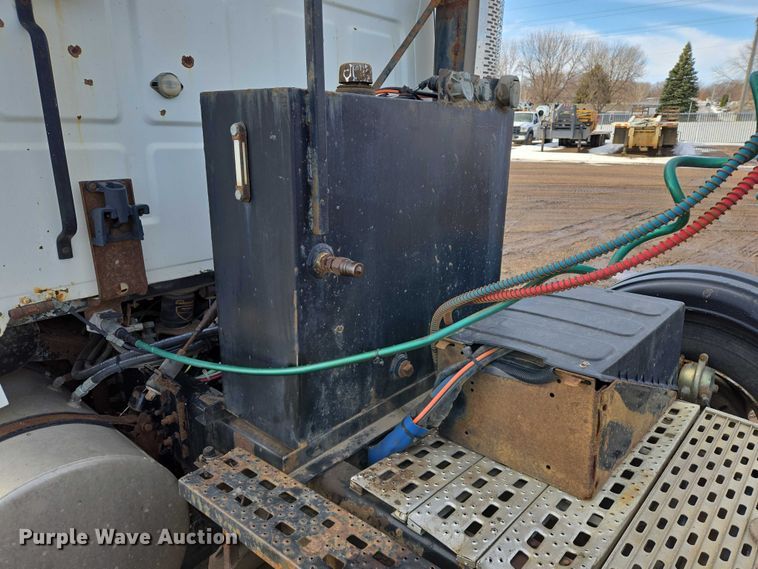 image for item ES2639 2000 Sterling A9522 semi truck