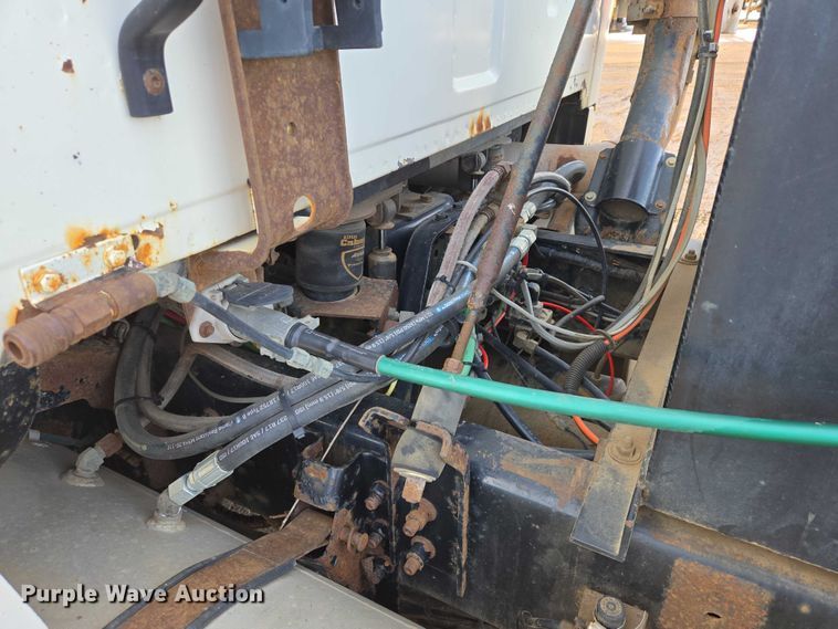 image for item ES2639 2000 Sterling A9522 semi truck