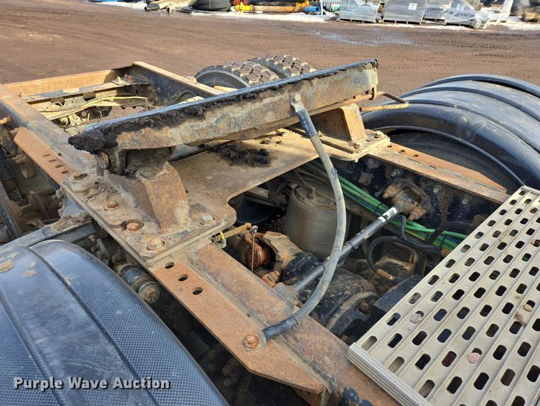 image for item ES2639 2000 Sterling A9522 semi truck