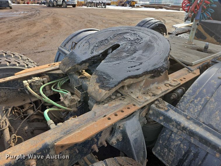 image for item ES2639 2000 Sterling A9522 semi truck